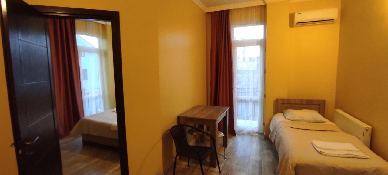 Femily Hotel In Batumi Mareti Str 2 Exterior photo