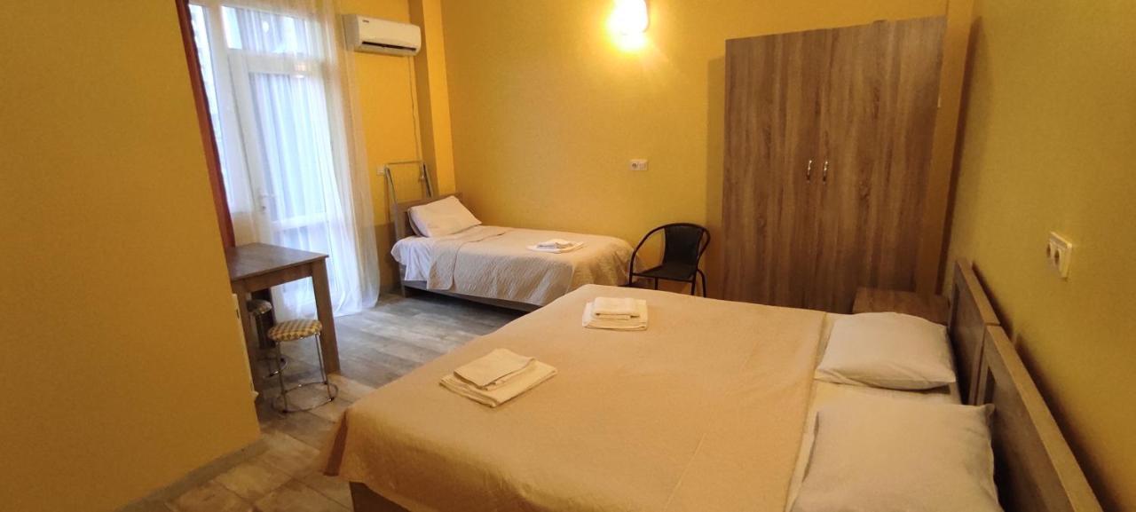Femily Hotel In Batumi Mareti Str 2 Exterior photo