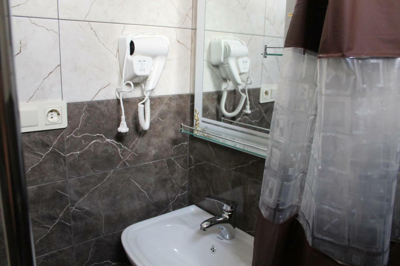 Femily Hotel In Batumi Mareti Str 2 Exterior photo